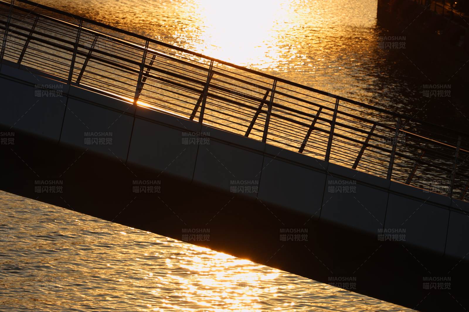夕阳下的桥影图片