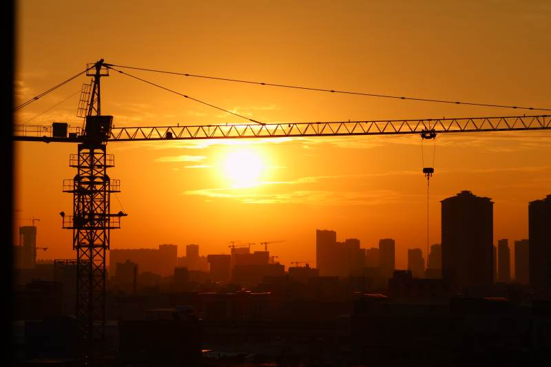 日落时分的建筑工地图片