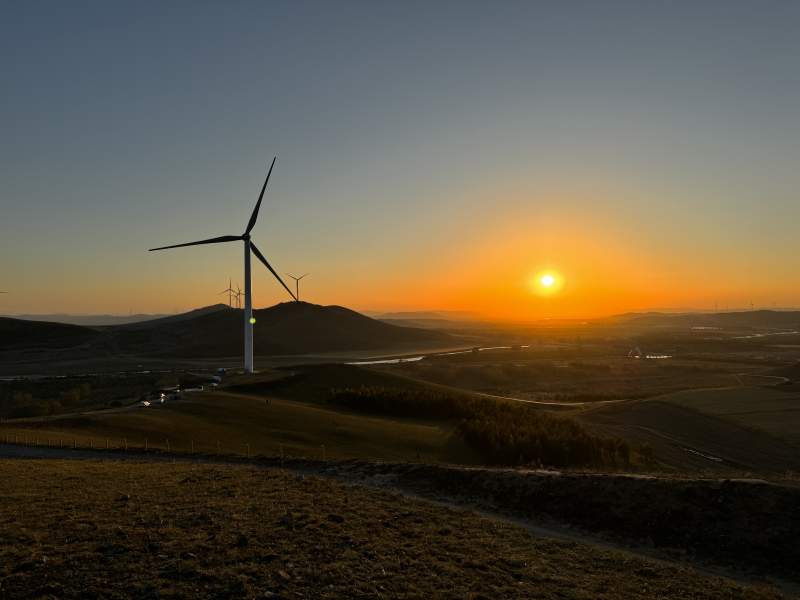 夕阳下的风力发电机图片