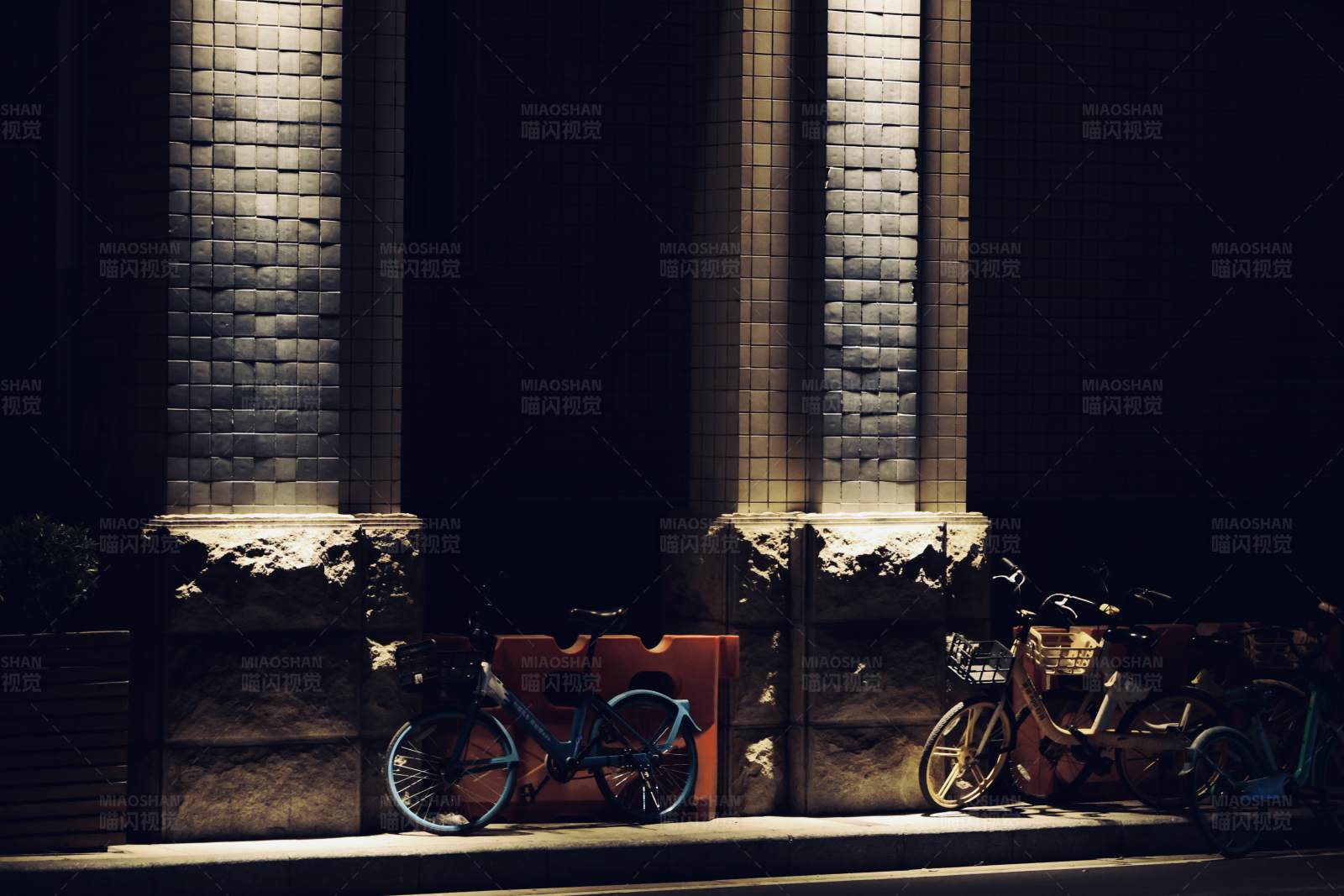 夜色下的自行车图片