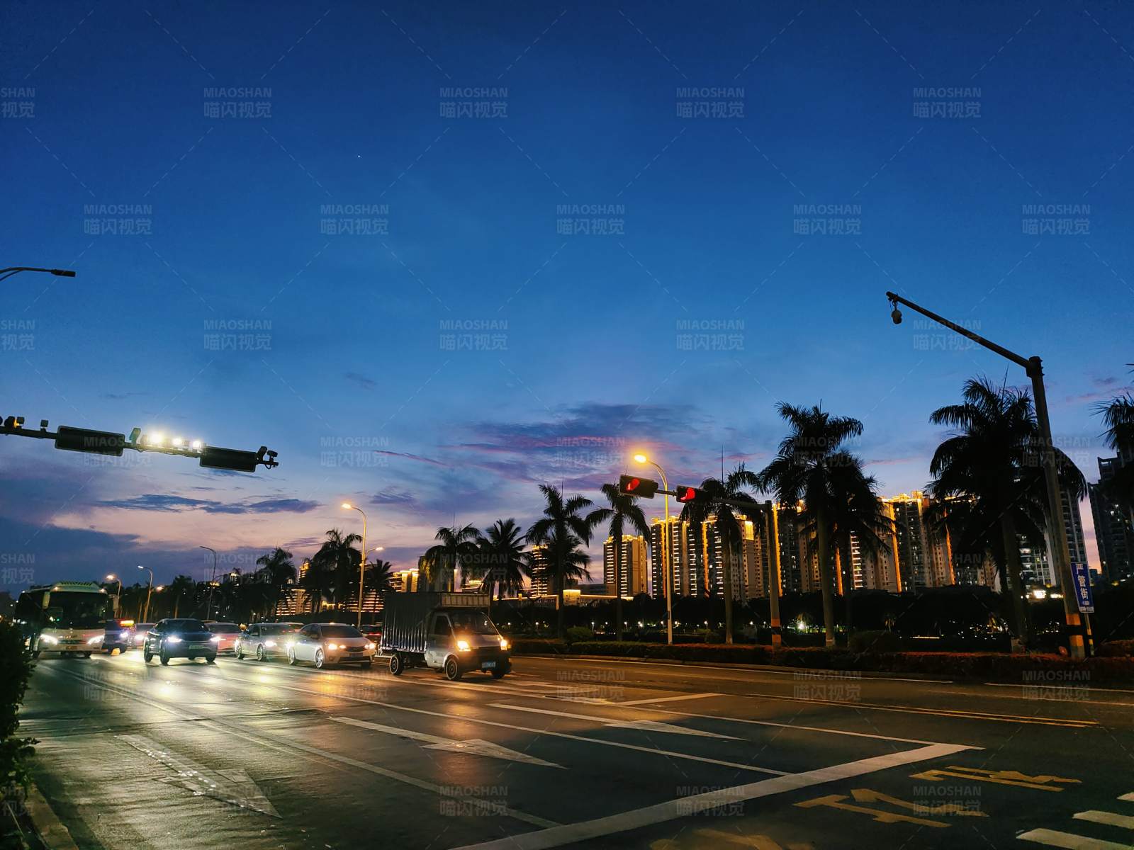 黄昏时分的城市交通图片