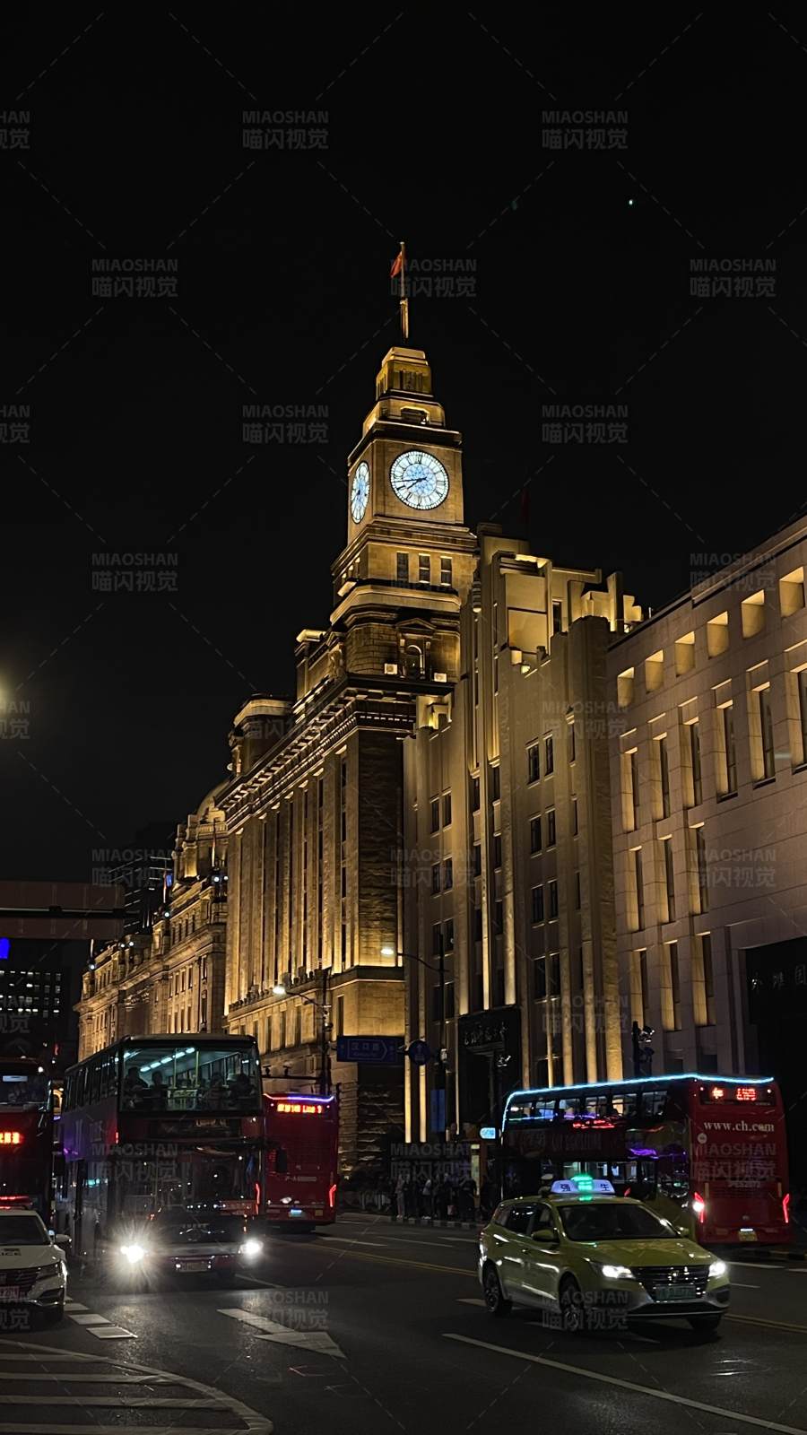 夜幕下的上海钟楼图片