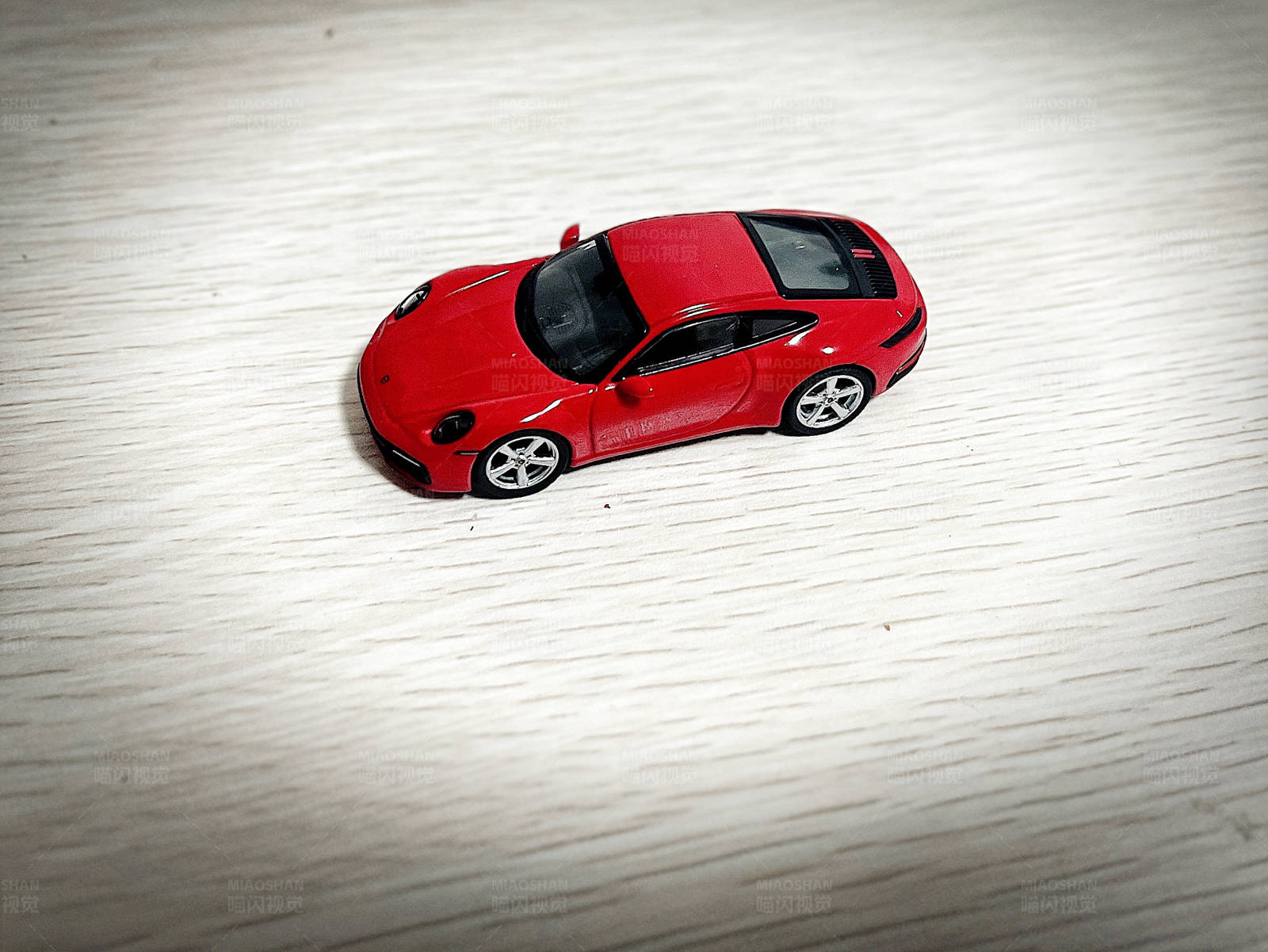 红色跑车模型图片