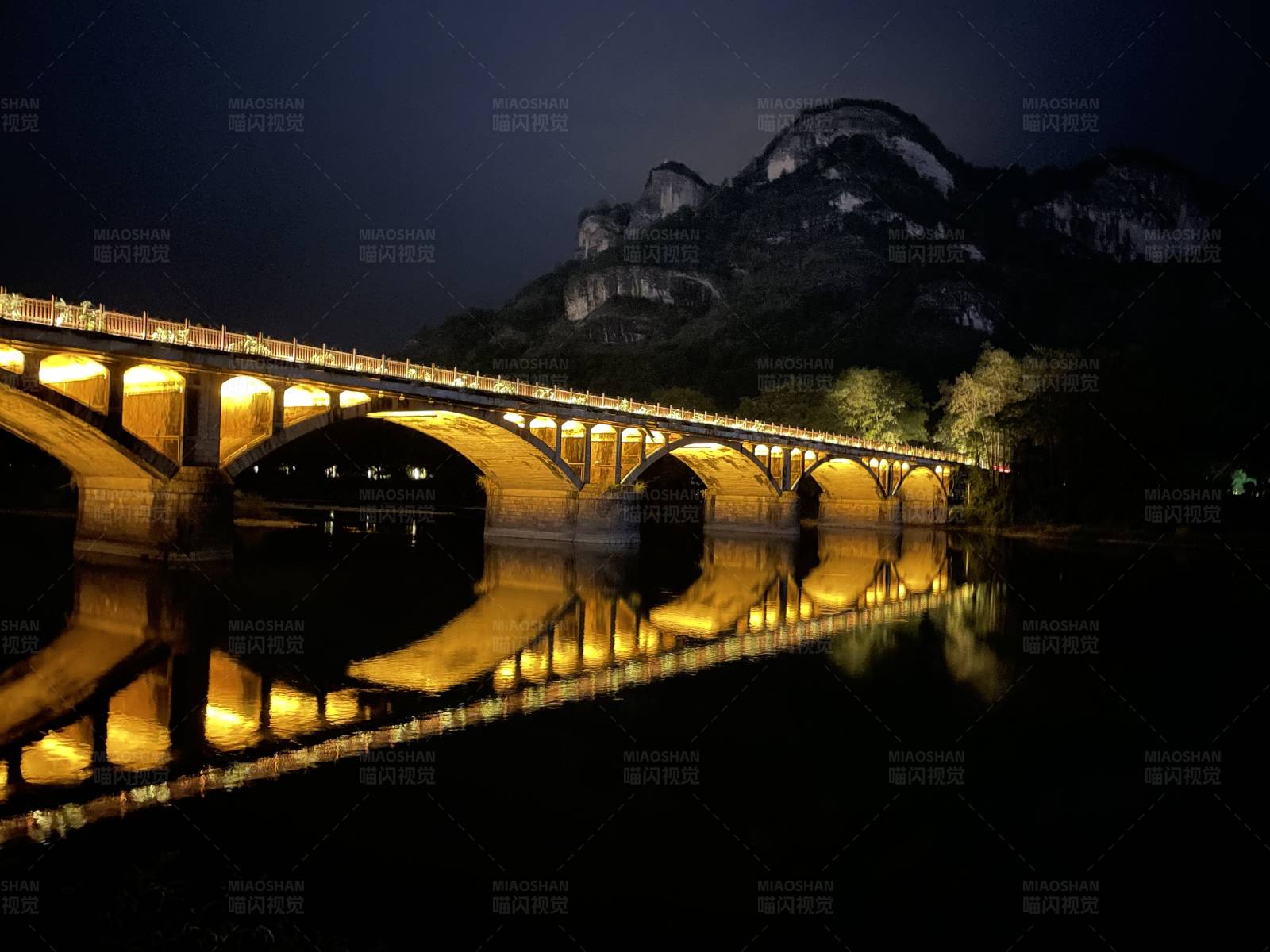 夜色下的古桥与山影图片