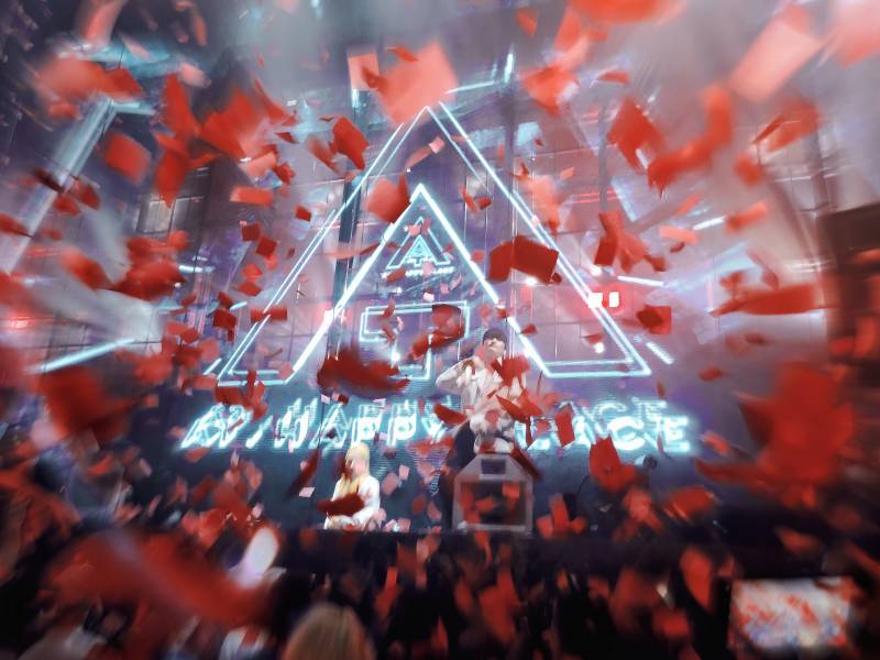 霓虹三角舞台上的狂欢图片