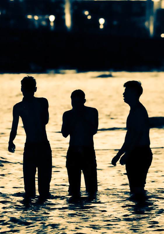 水中三人剪影图片