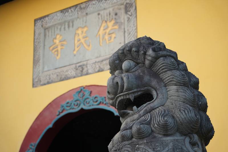南昌佑民寺门口的石狮子图片