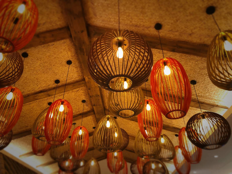 编织灯罩的温馨氛围图片