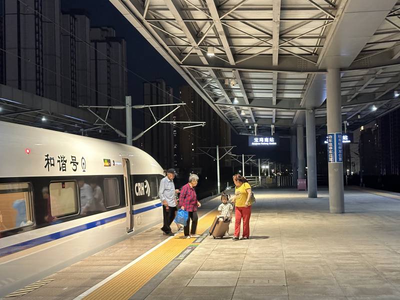 夜幕下的高铁站图片