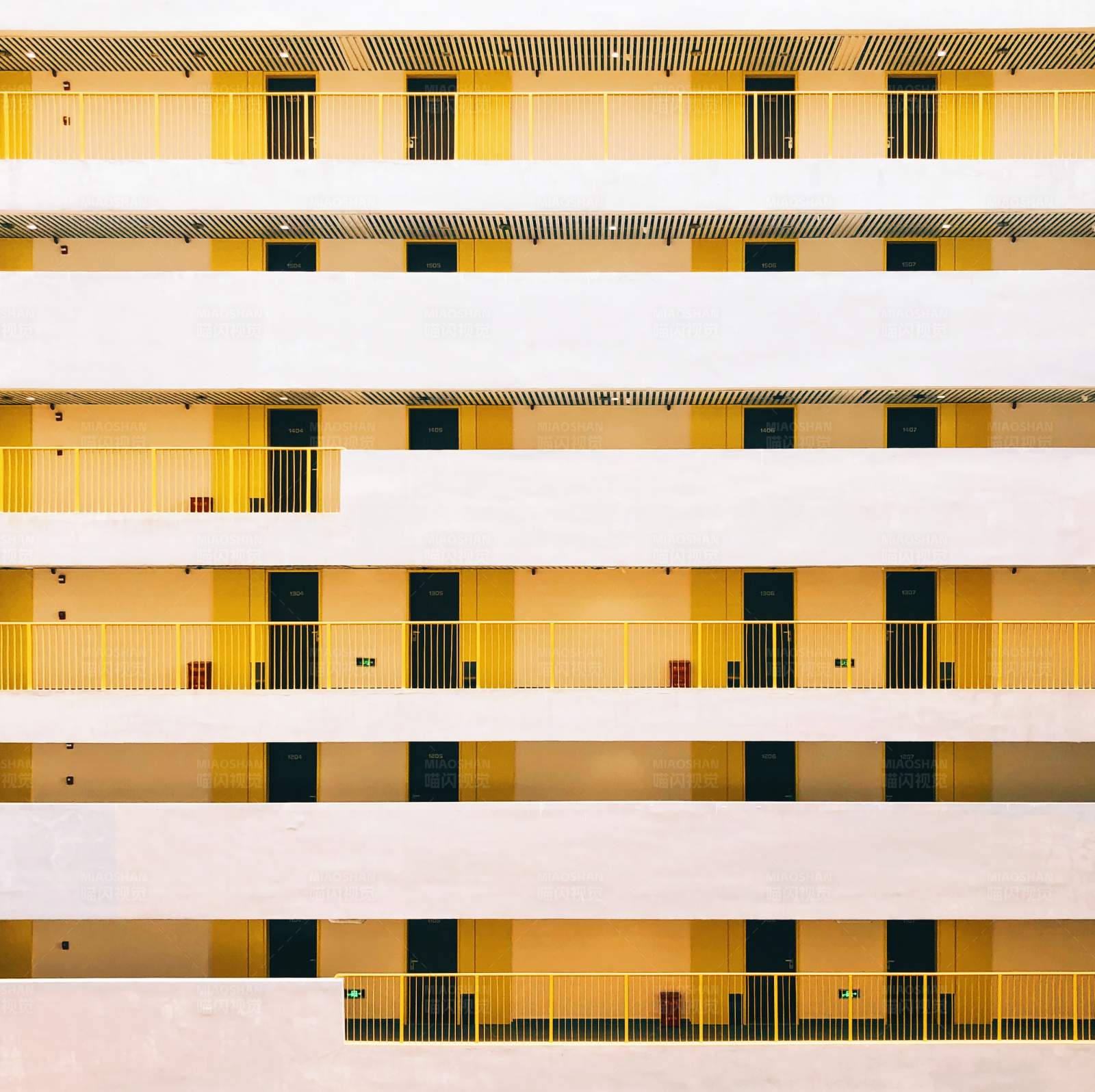 黄色与白色的建筑韵律图片