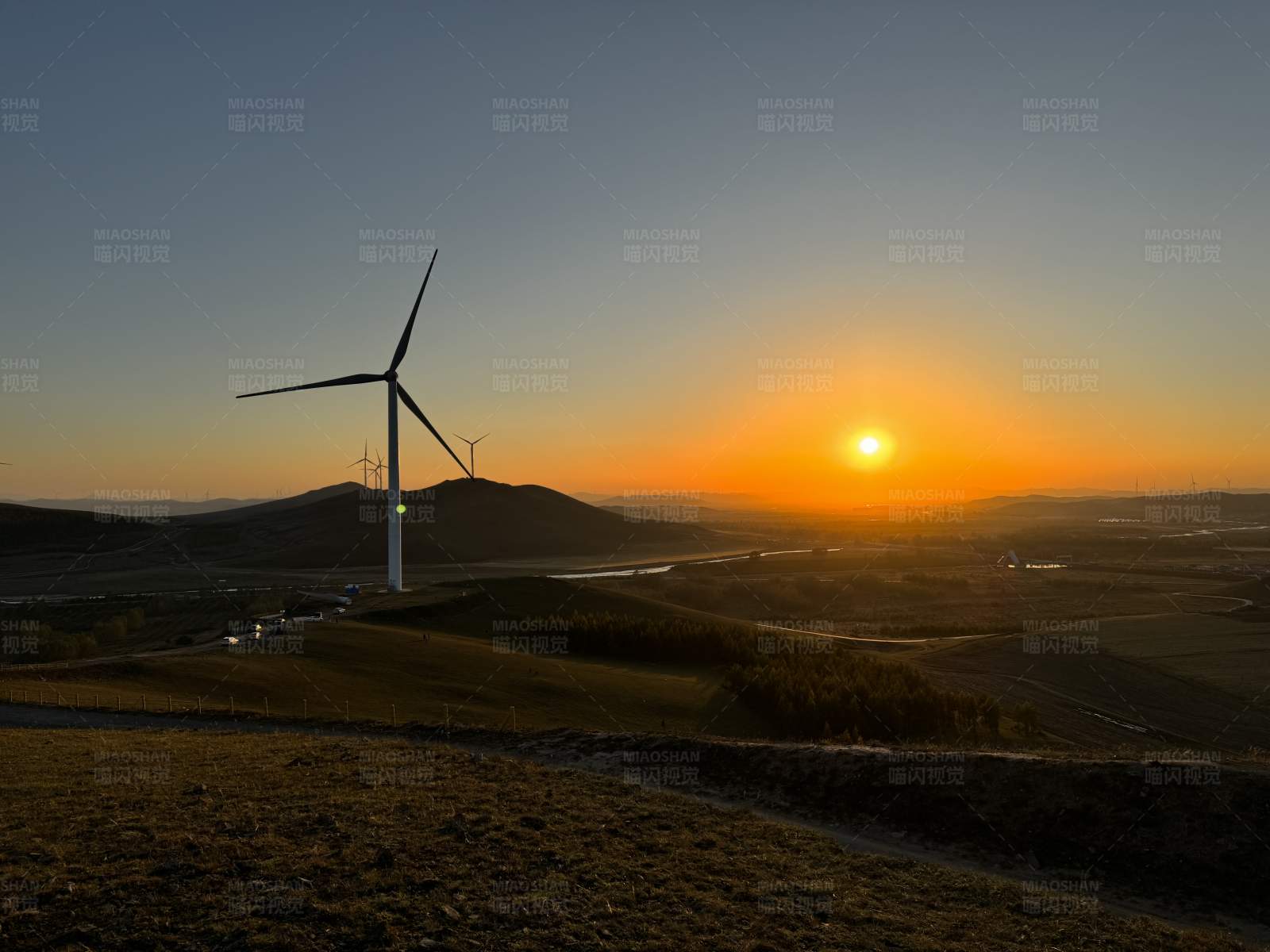 夕阳下的风力发电机图片