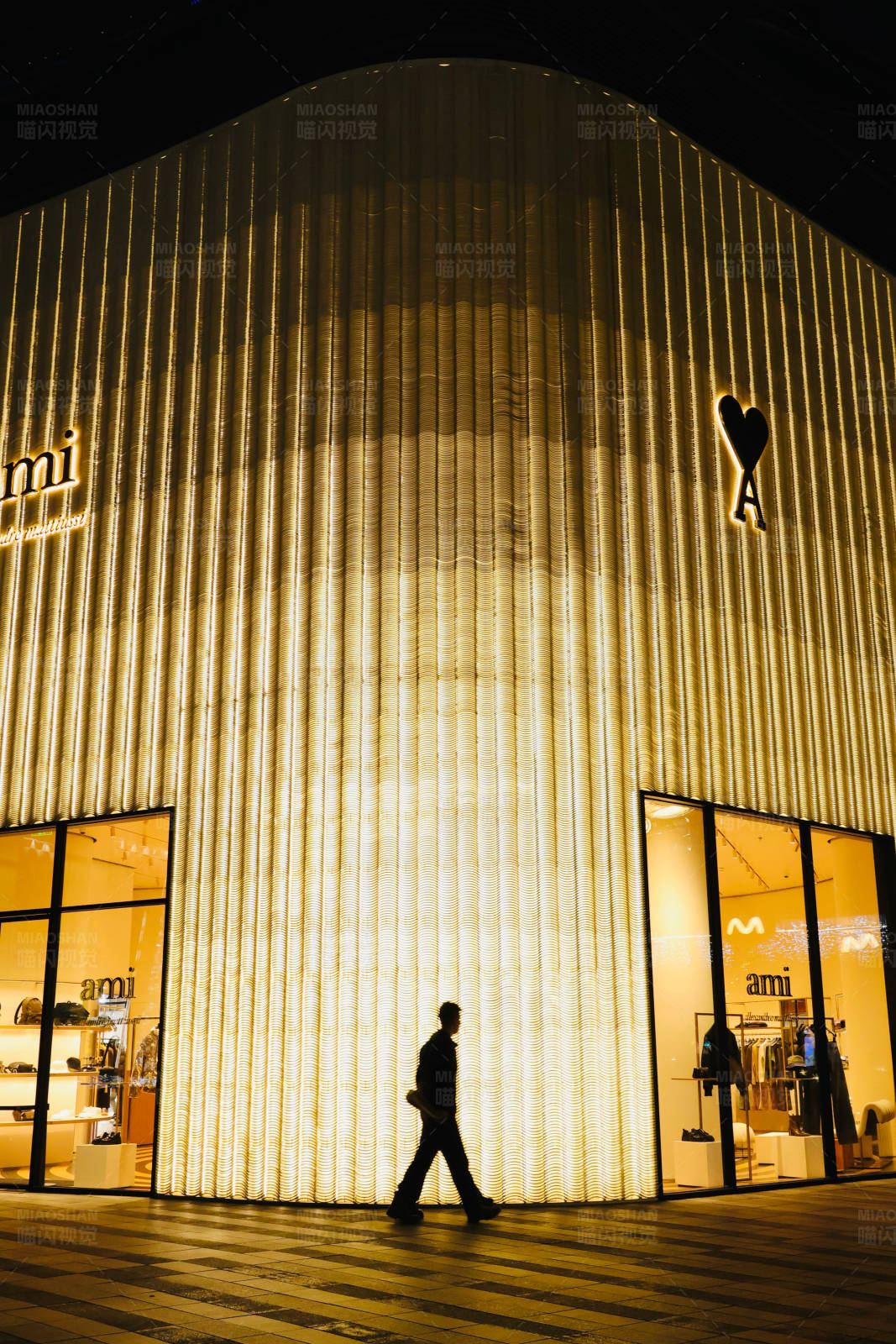 夜幕下的时尚地标 ami旗舰店图片