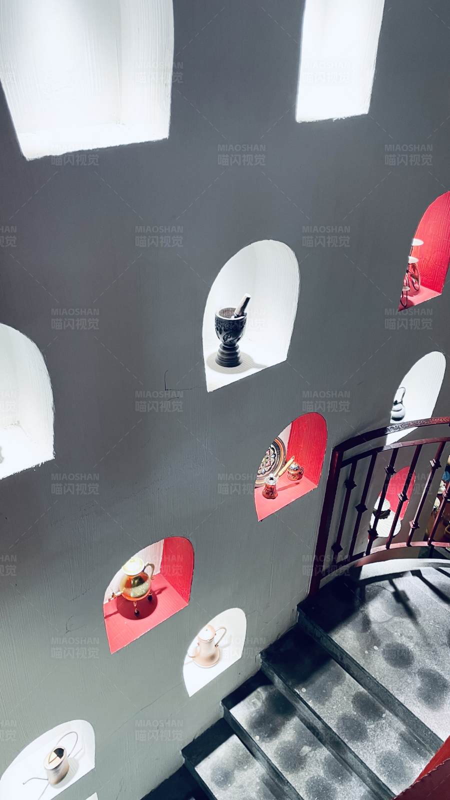 光影交错的楼梯间图片