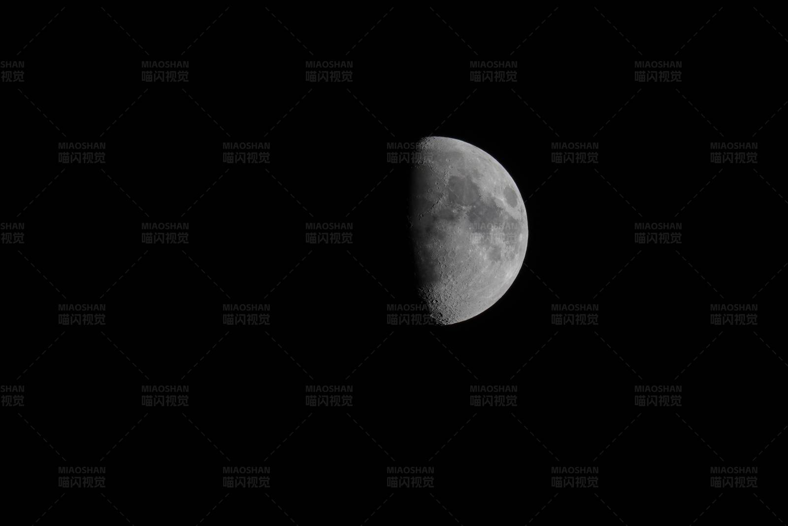 夜空中的半轮明月图片