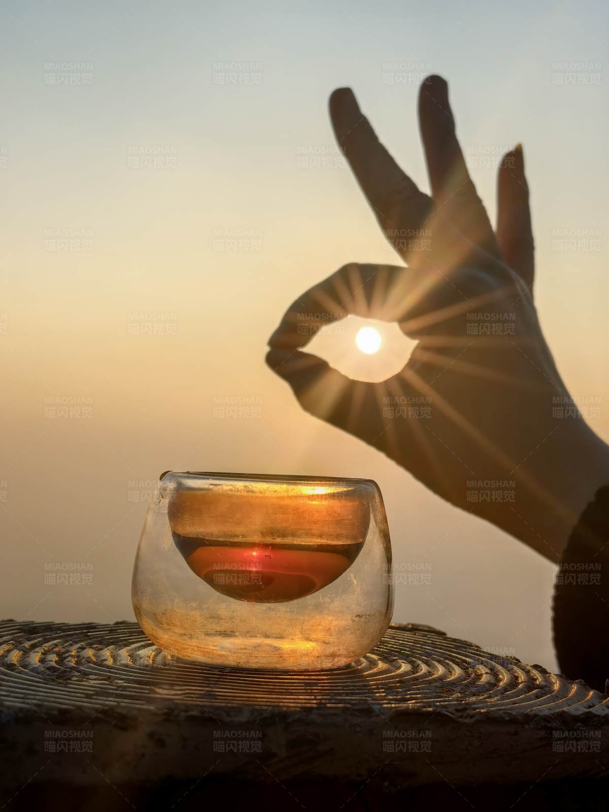 日落时分的茶时光图片