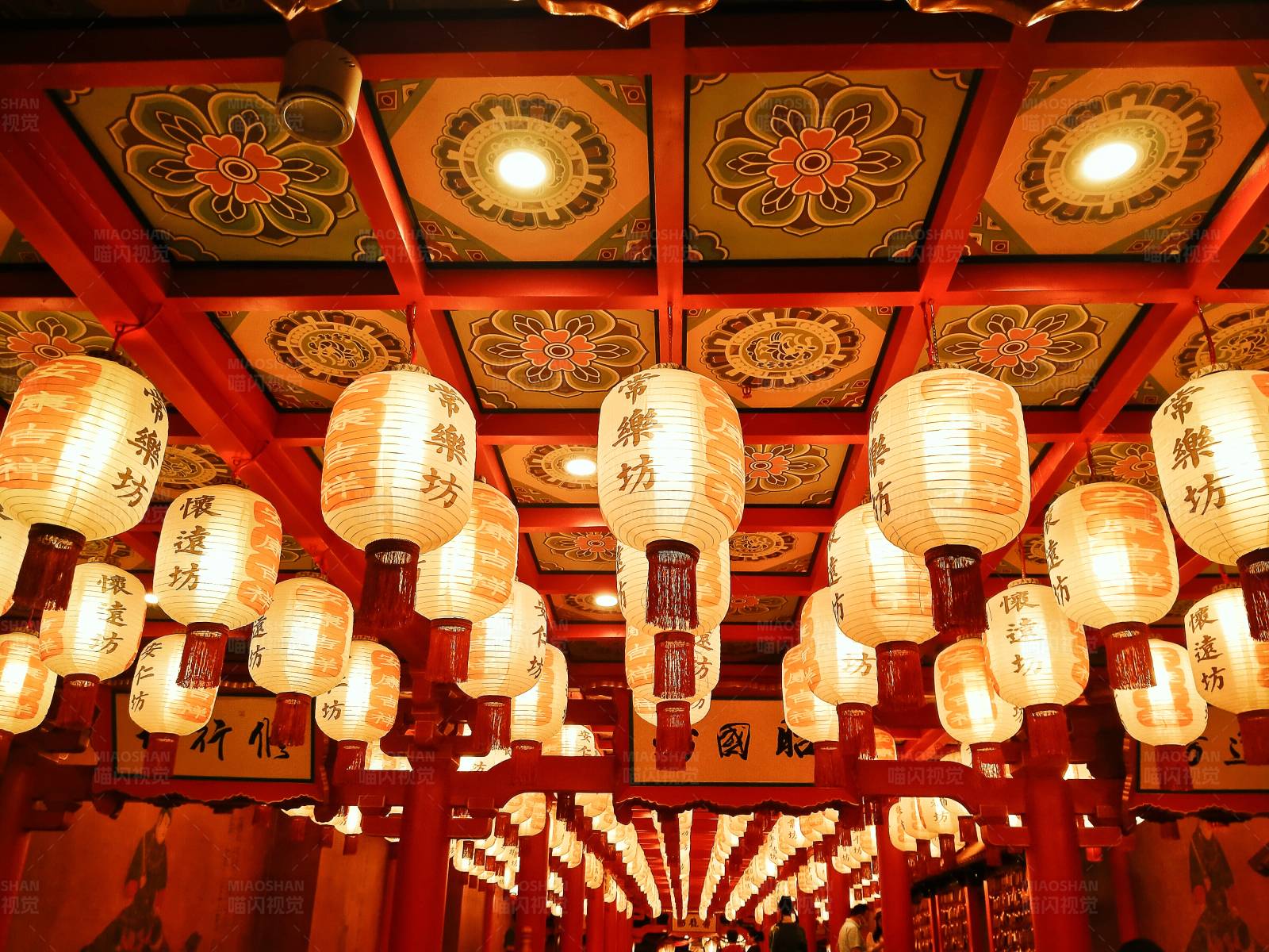 灯笼与天花板的交响乐图片