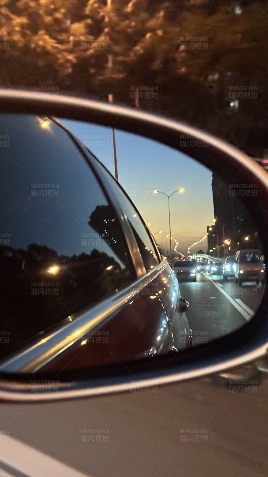 后视镜中的城市夜景图片