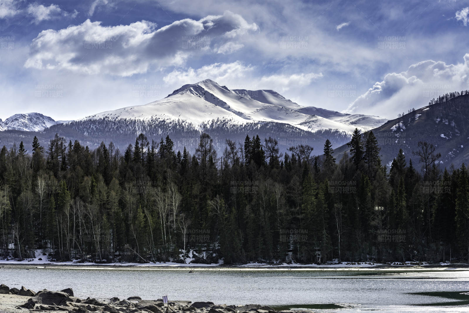 新疆 雪山湖畔的宁静之美图片