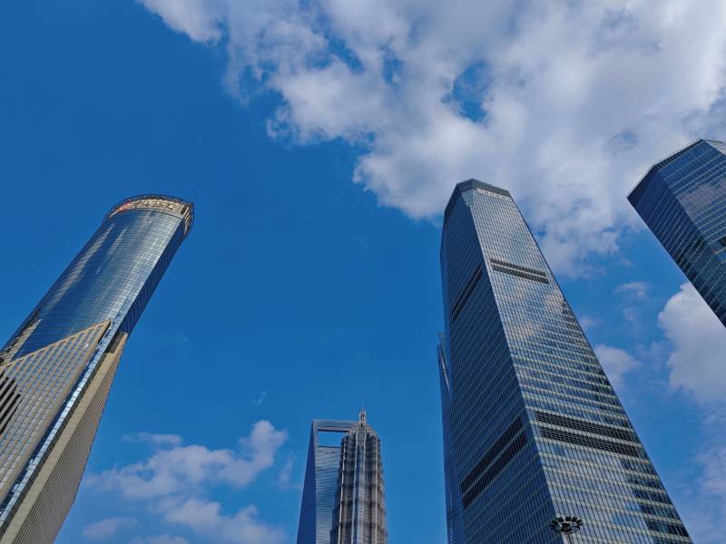 上海摩天大楼与蓝天白云图片