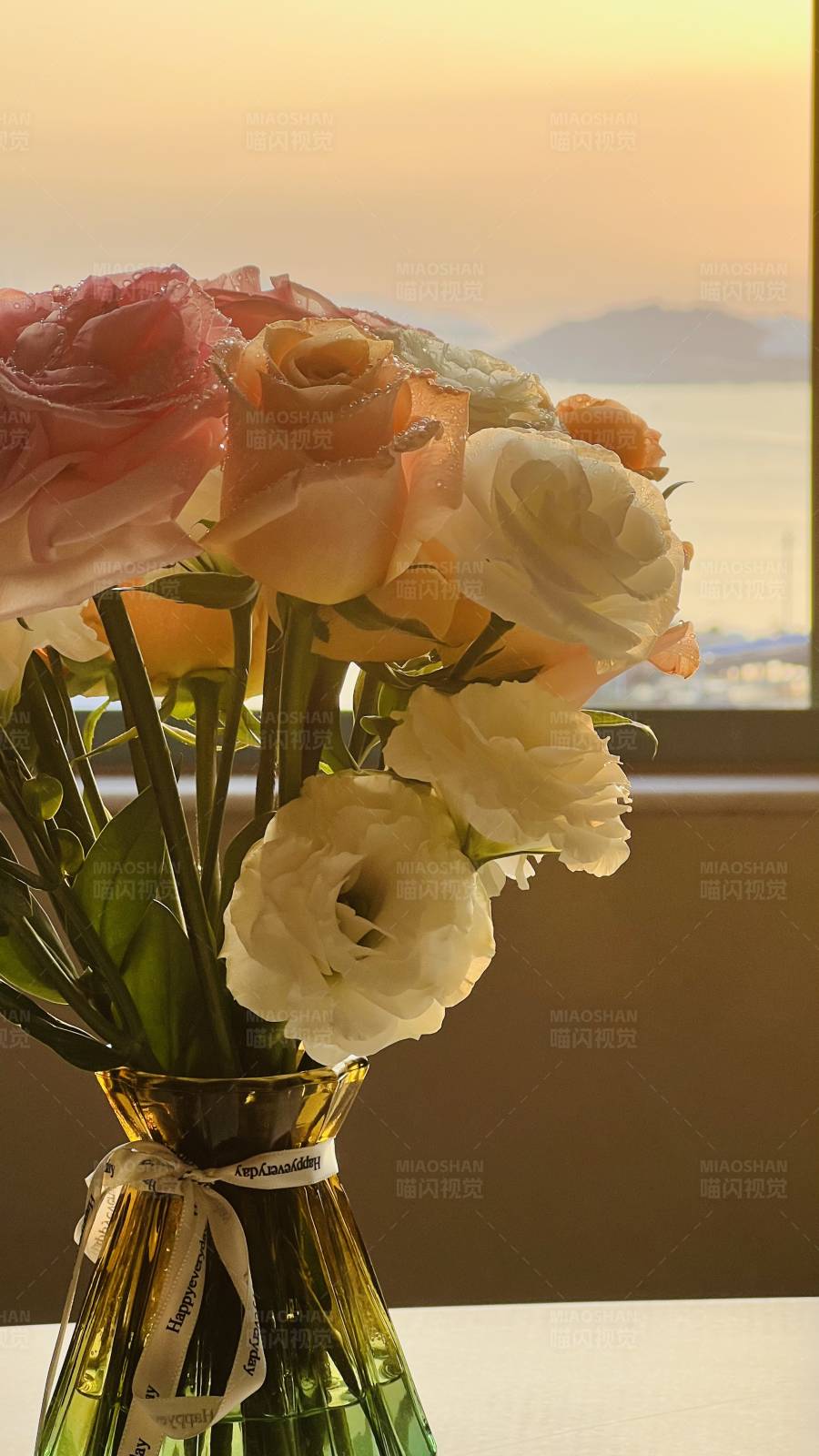 夕阳下的花束图片