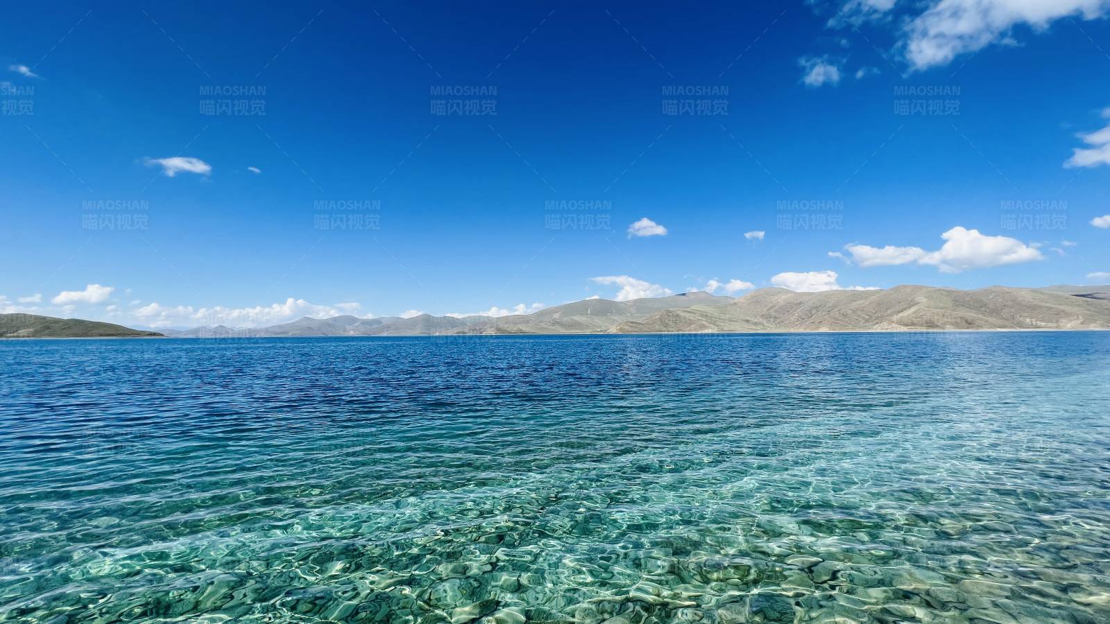 清澈湖水与蓝天白云图片