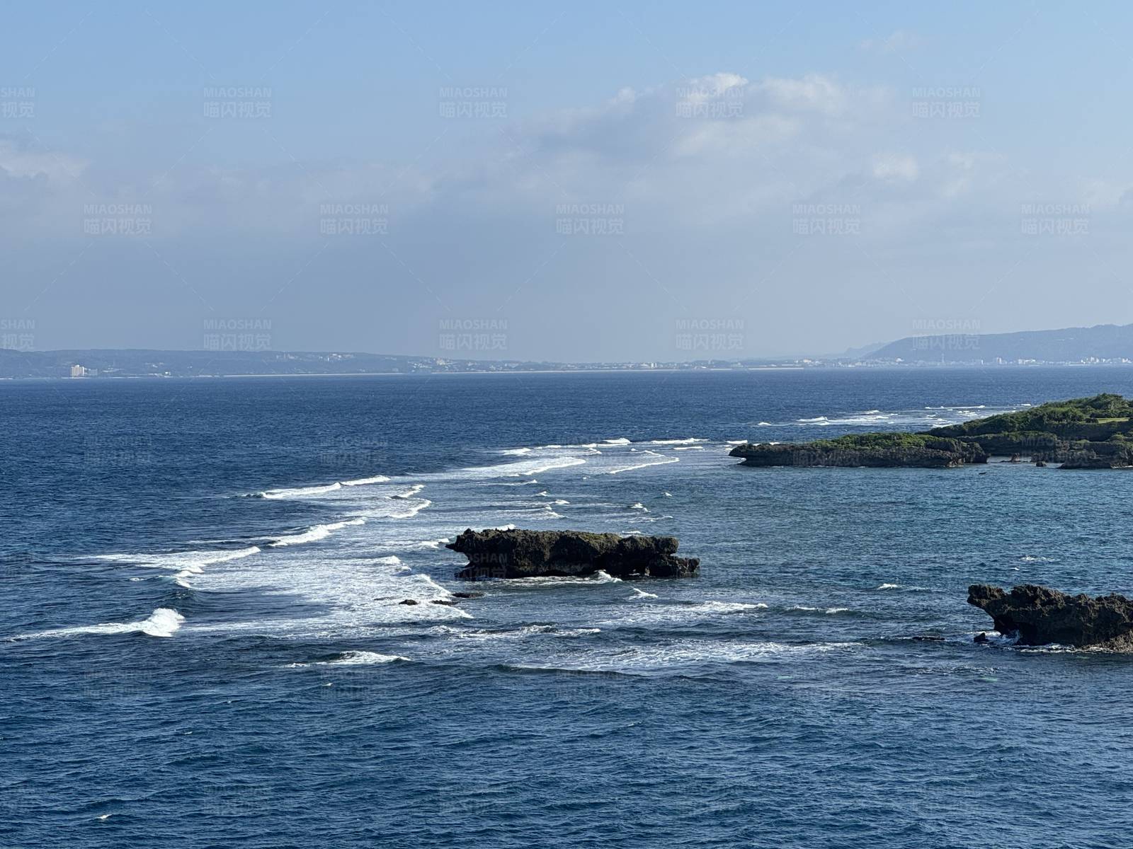 海天一色 岩石点缀图片