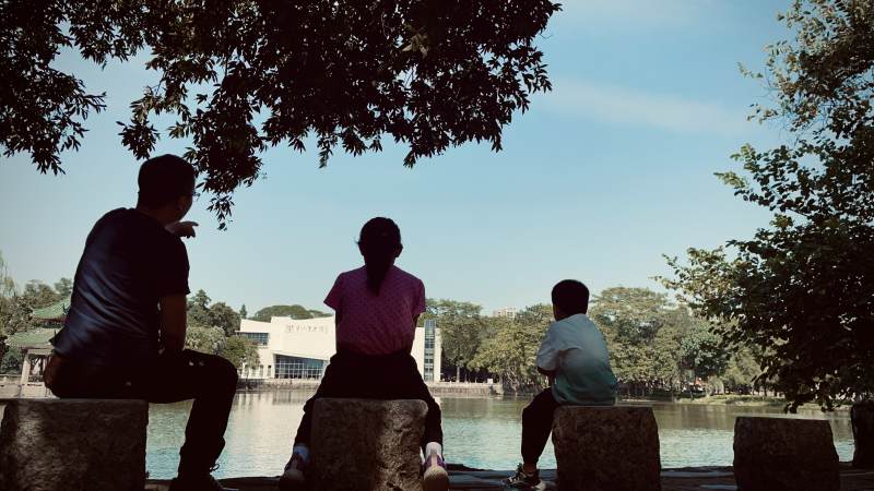 湖边的三个人图片