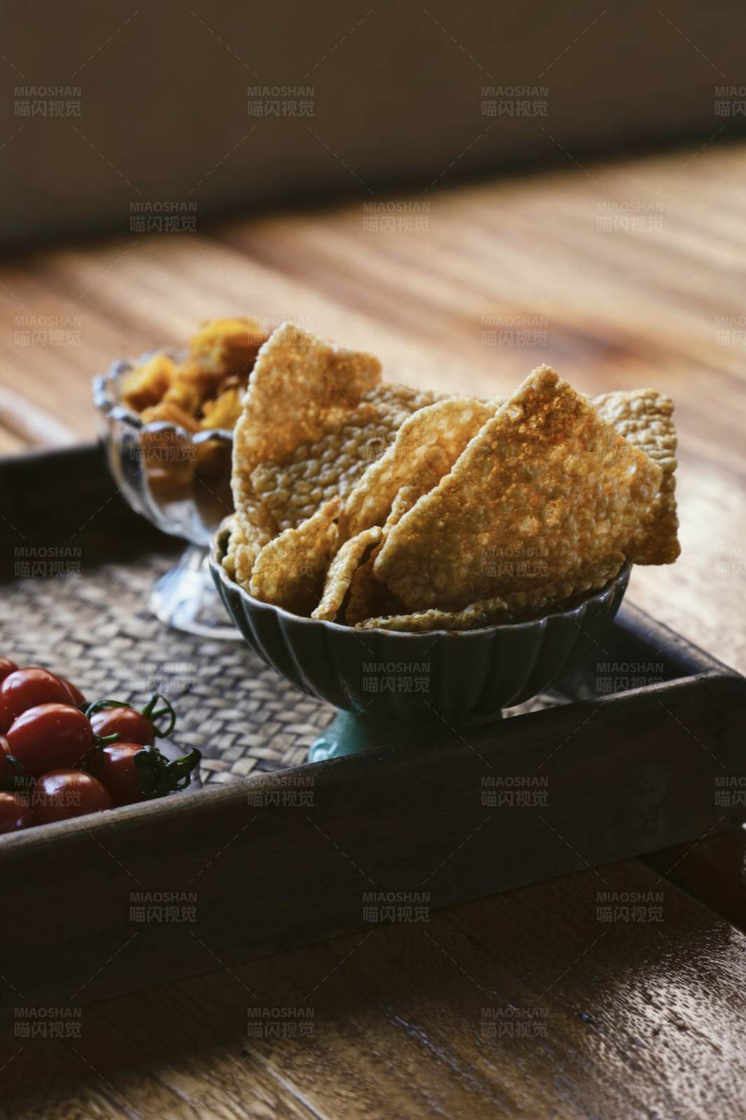 美味小吃 脆片与樱桃番茄图片