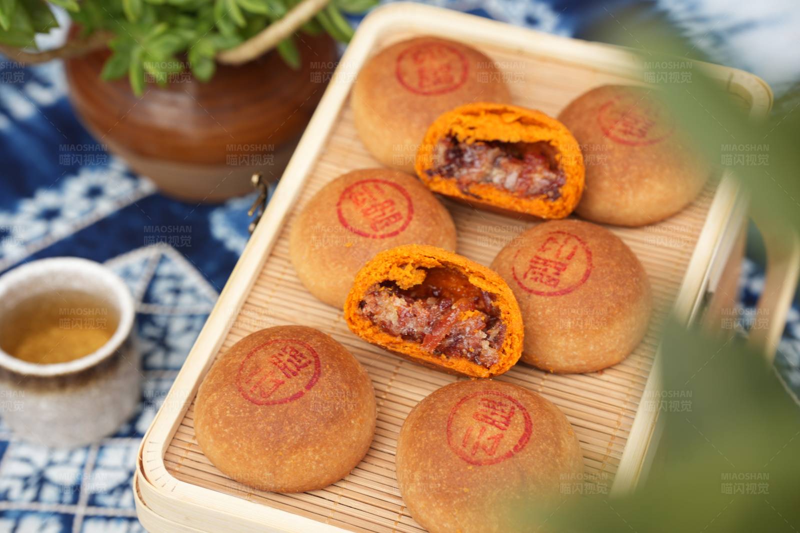 传统糕点 美味的云腿月饼图片