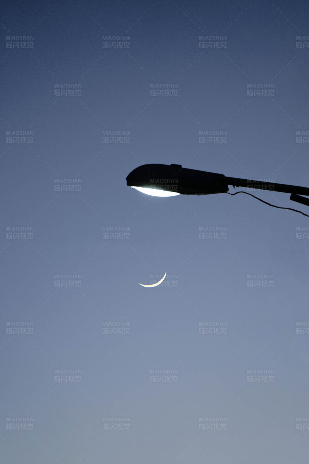 路灯与月亮图片
