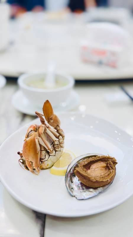 海鲜盛宴 螃蟹与鲍鱼的美味组合图片