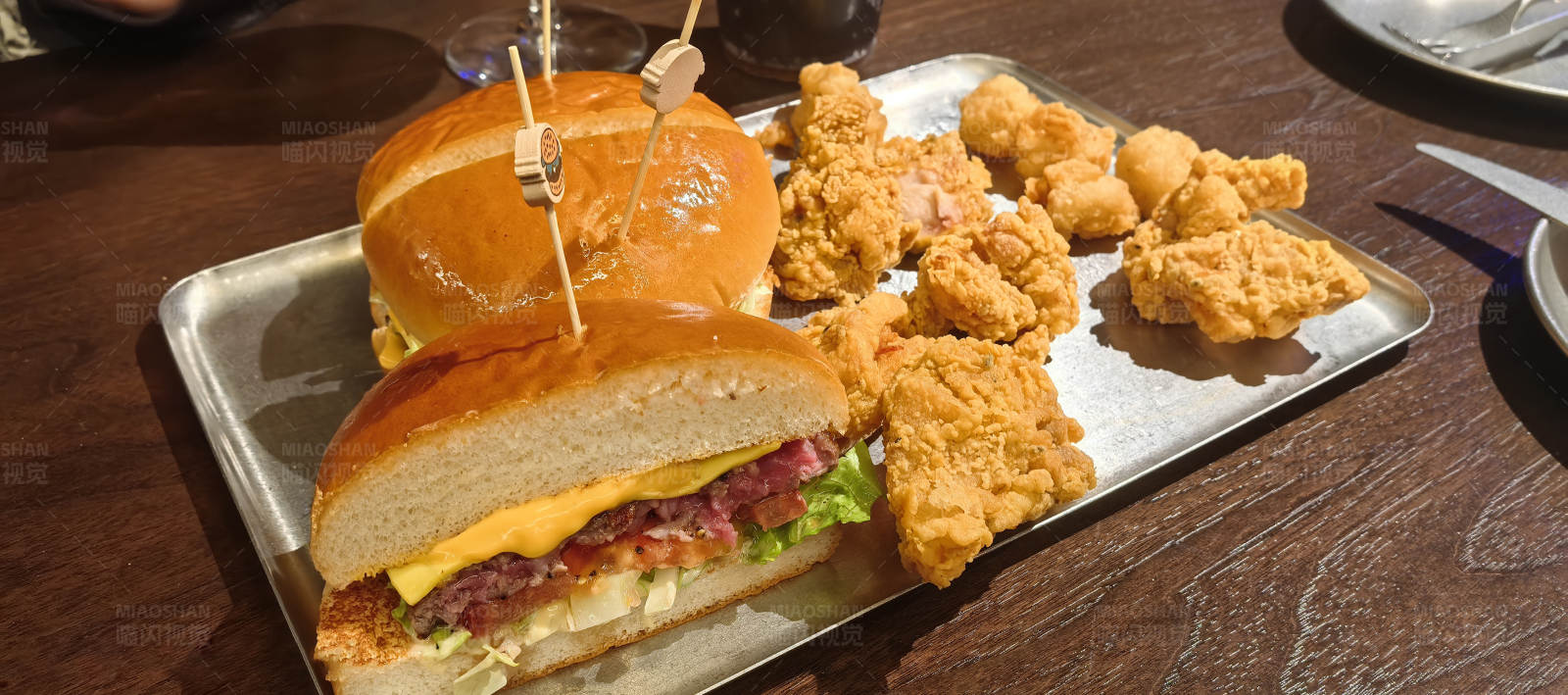 美味汉堡与炸鸡的完美搭配图片