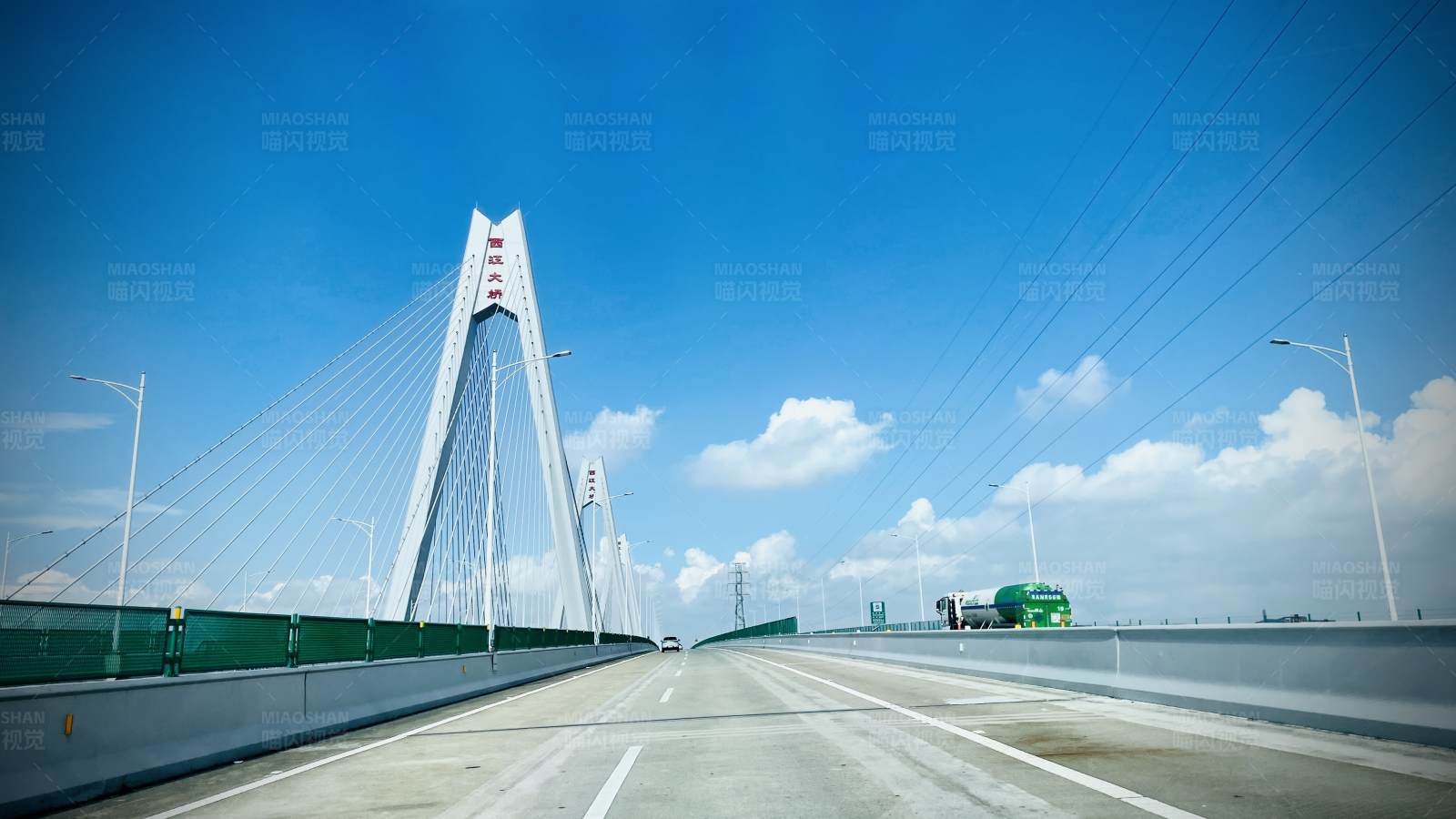 蓝天白云下的大桥图片