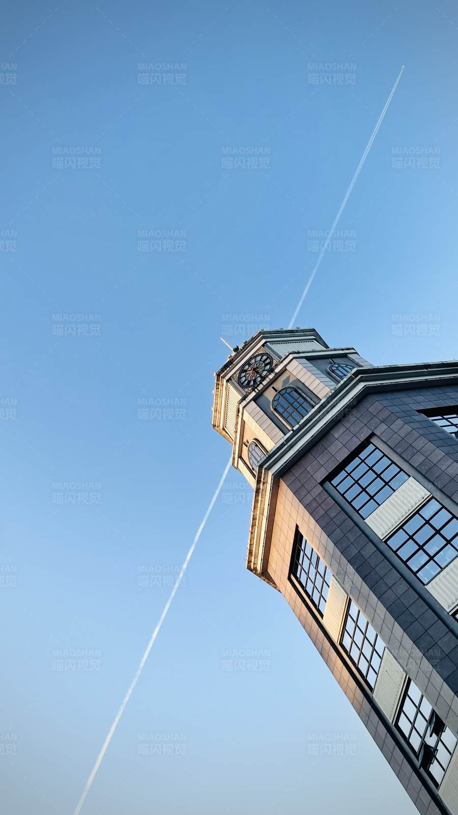 天空中的建筑与飞机轨迹图片