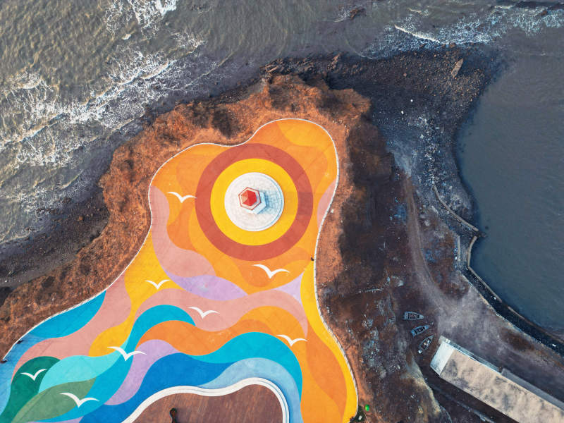 大连海岸边的彩色艺术装置图片