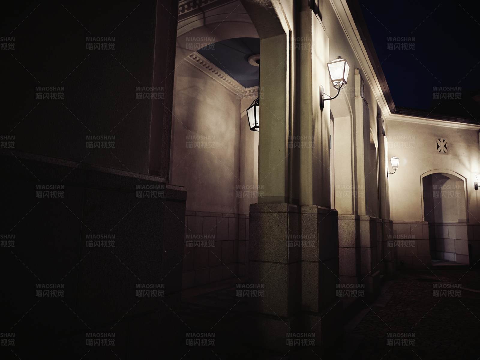 夜幕下的古典建筑图片