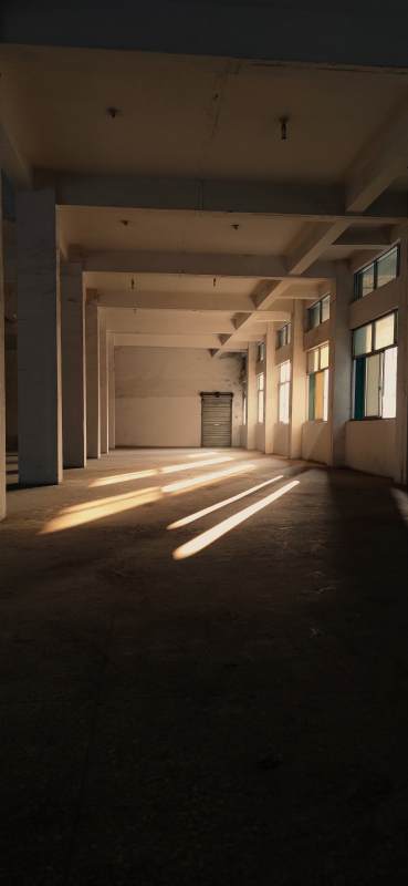 废弃工厂的光影交错图片