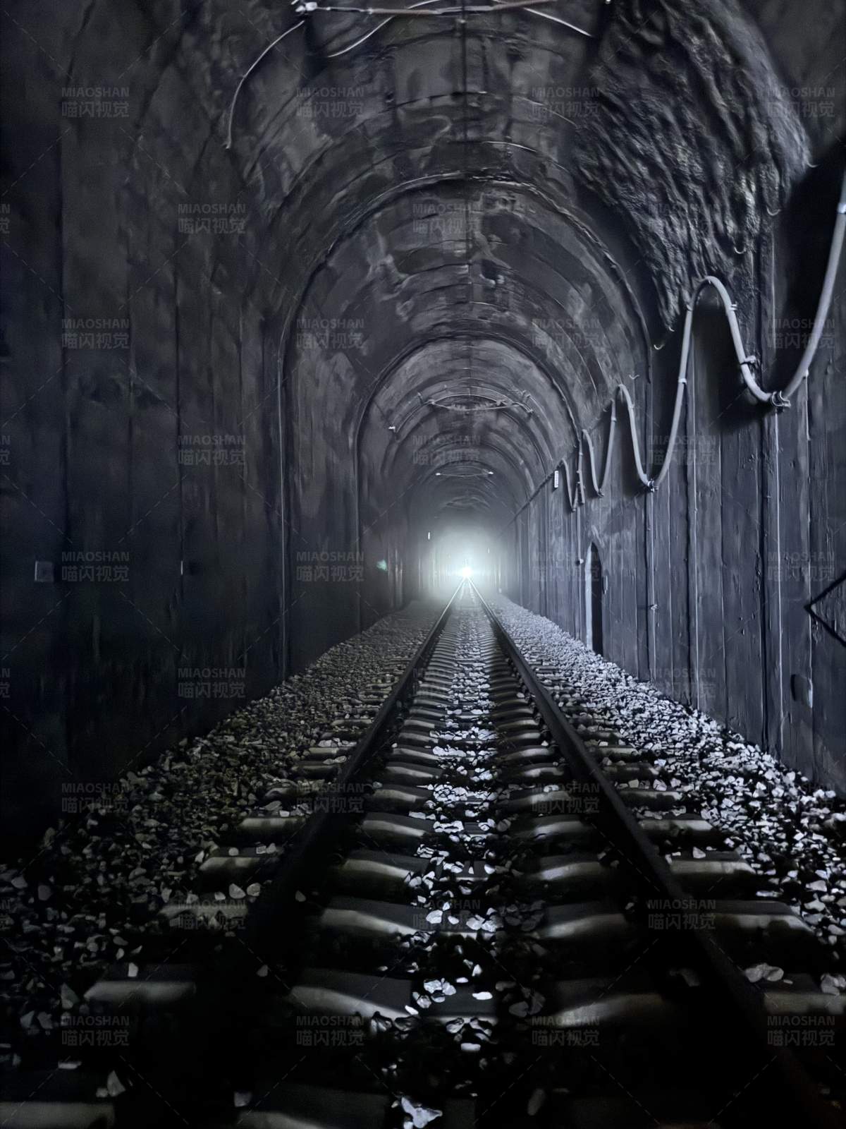 隧道尽头的光明图片