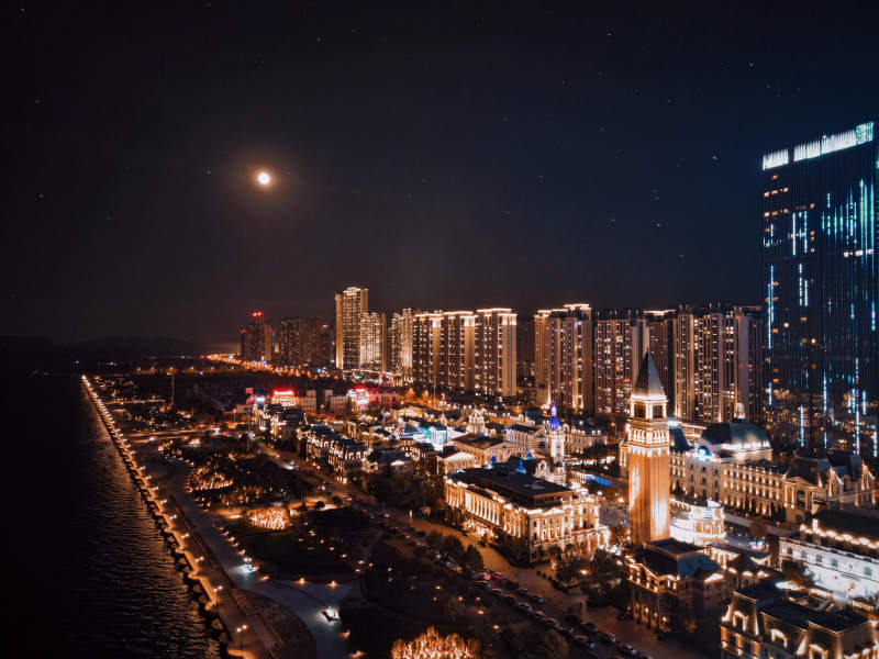 夜幕下的海滨城市图片