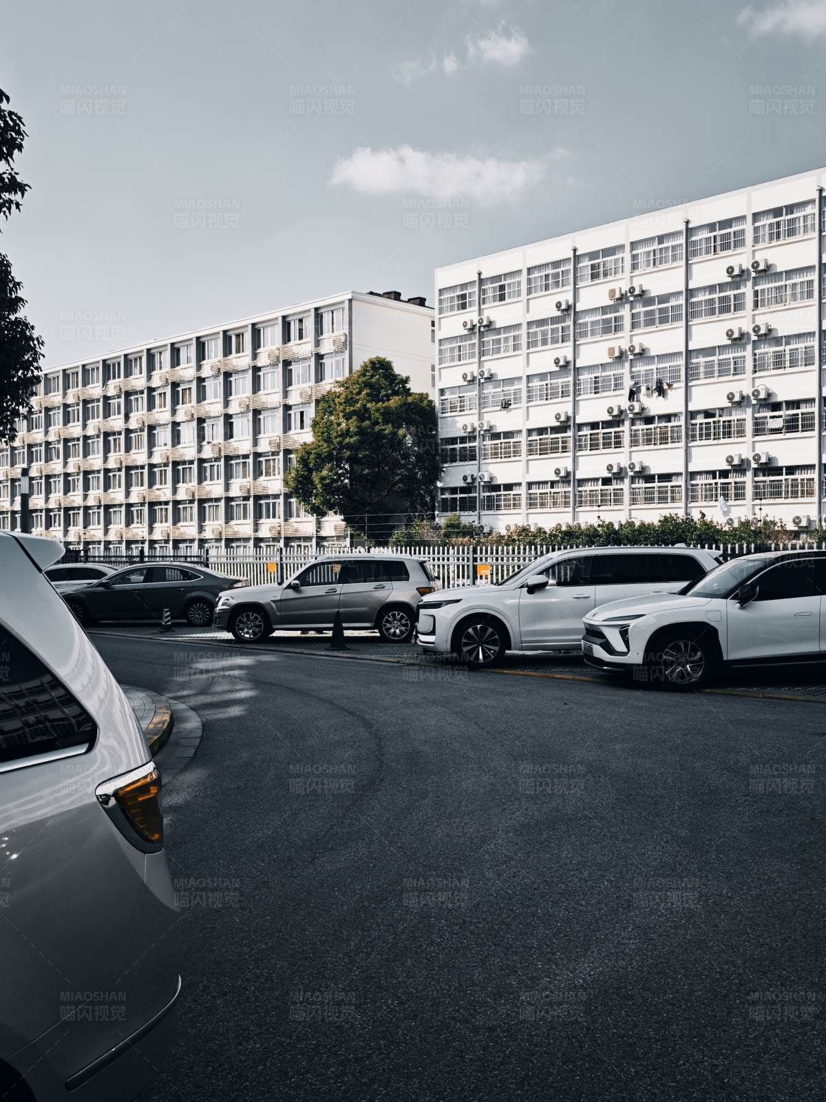 城市停车场与现代建筑图片