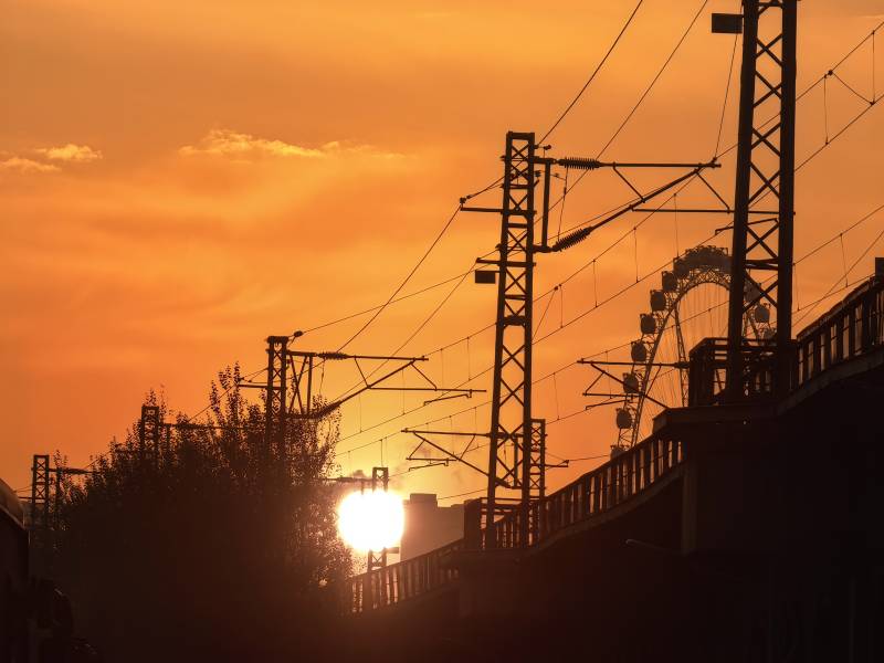 夕阳下的铁路和摩天轮图片