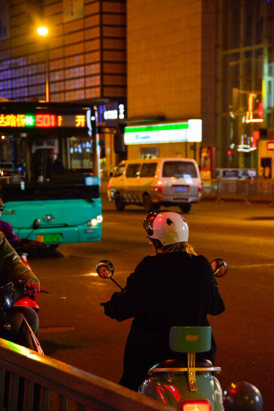 夜晚的城市街道图片