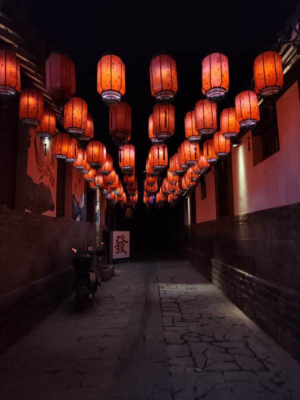 夜幕下的灯笼巷图片