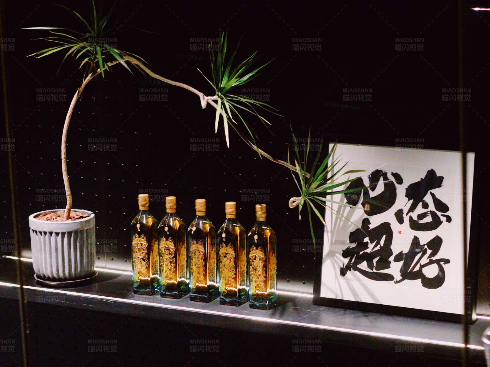 日本酒瓶与书法艺术展示图片