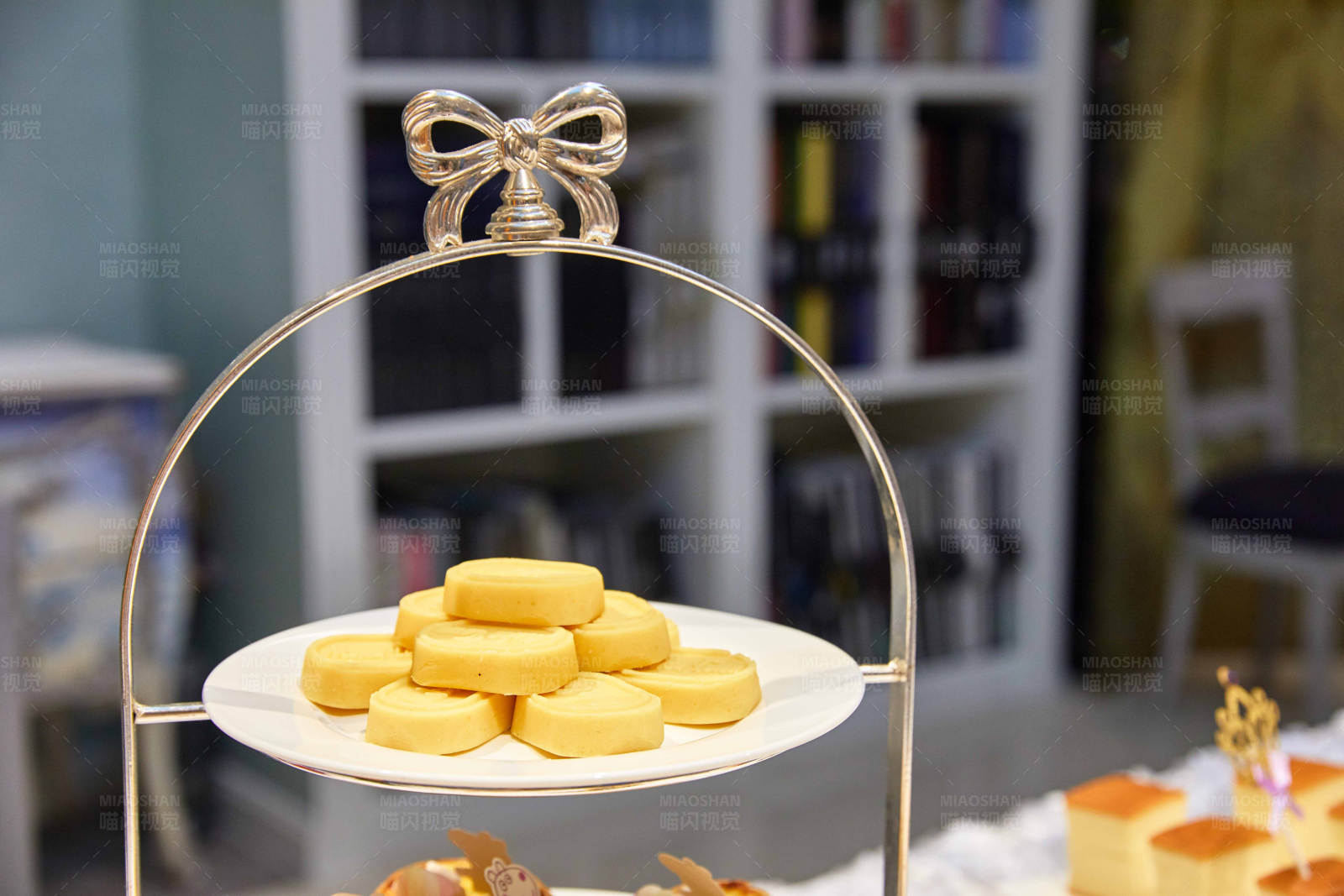 金色蝴蝶结装饰的甜点架图片