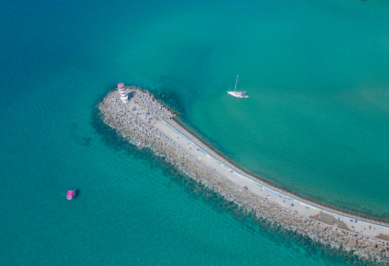 海上灯塔与帆船 陵水图片