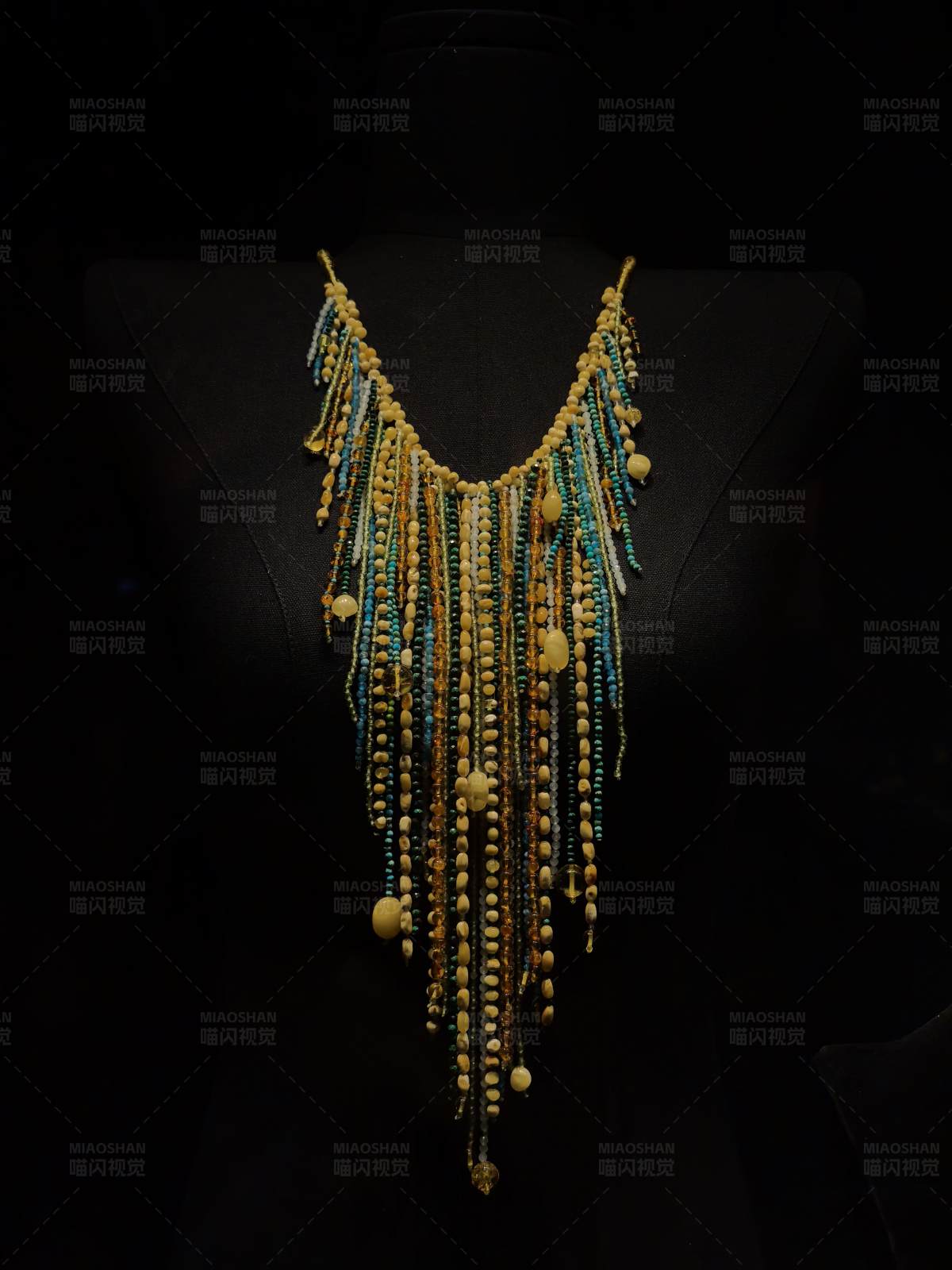 璀璨项链 金色与蓝色的交织图片
