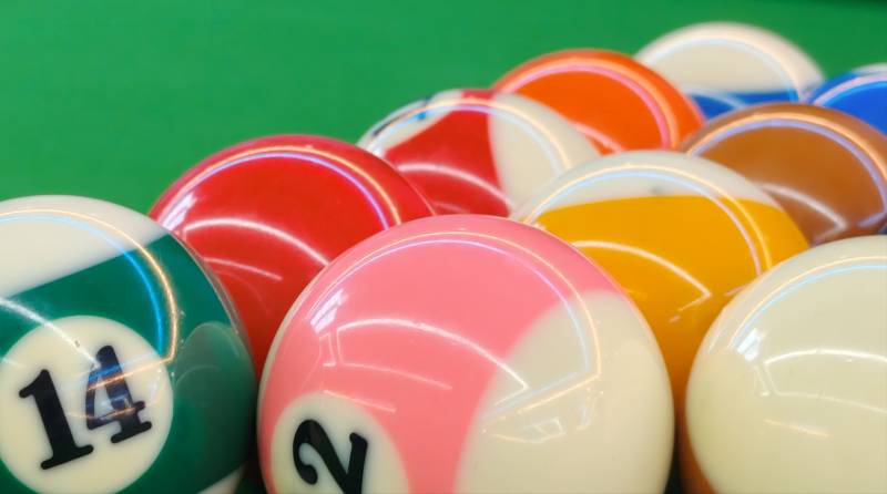 台球桌上的彩色球图片