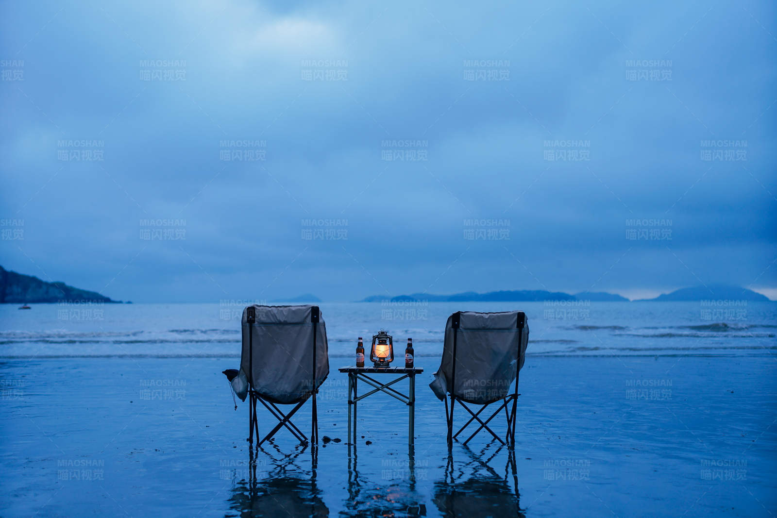 海边露营的宁静夜晚图片