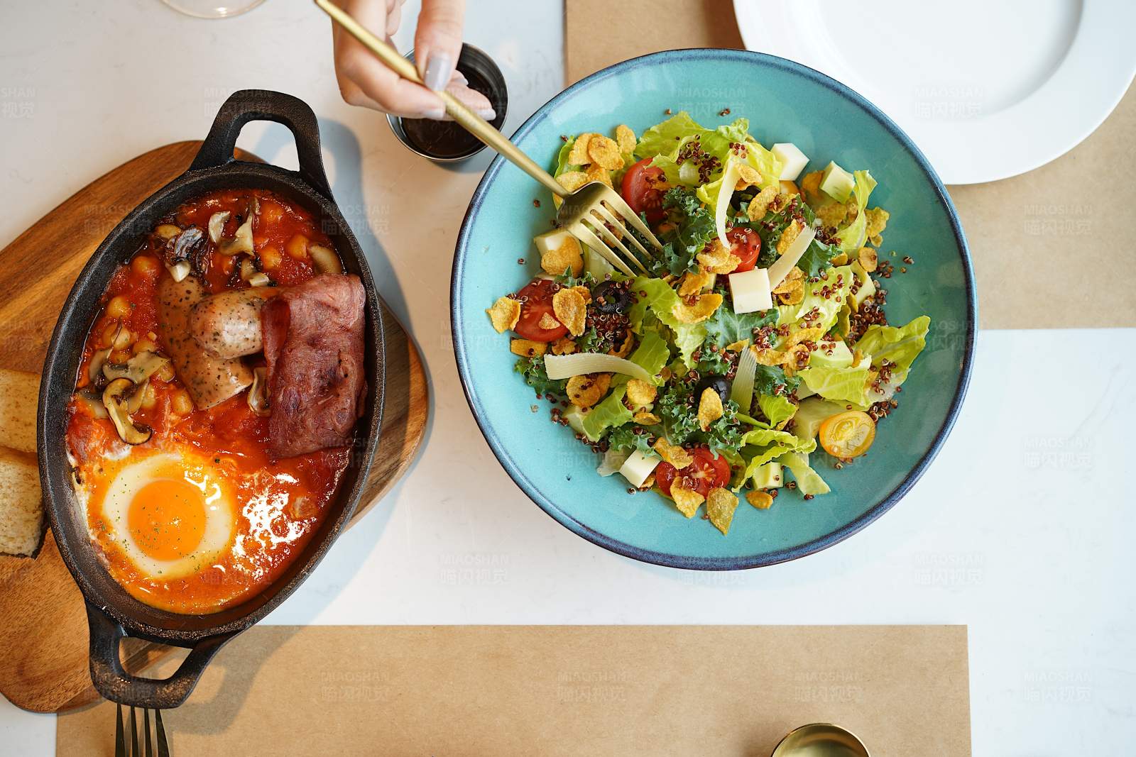 美食盛宴 烤肉与沙拉的完美搭配图片